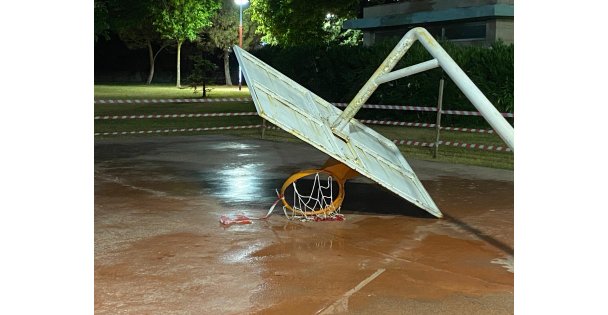 Parkta korku dolu anlar: Pota devrildi, 17 yaşındaki genç yaralandı