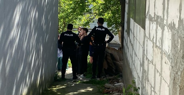 Pencere kenarında yoğurt yiyen çocuk 3 kattan düşerek ağır yaralandı