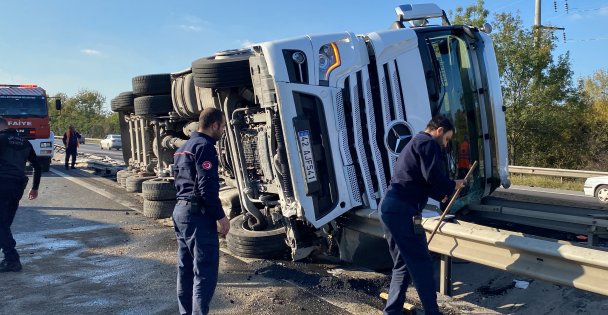 Petrokok yüklü tır devrildi: 1 yaralı