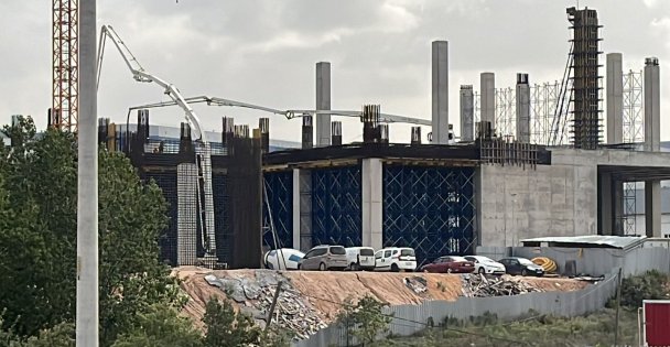 Platformdan düşen 2 inşaat işçisi yaralandı