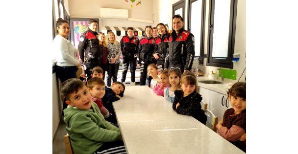 Polislerden çocuklara sürpriz ziyaret