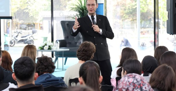 Profesörden yapay zeka uyarısı: 'Mesajlarınız okunuyor, analiz ediliyor'