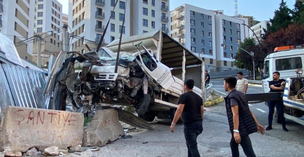 Rampadan inen kamyonet bariyerlere çarptı: 1 yaralı