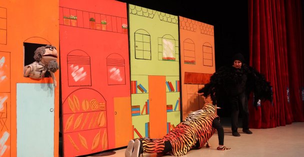 Renkli Çoraplı Kuzgun Minik Tiyatroseverlerle Buluştu