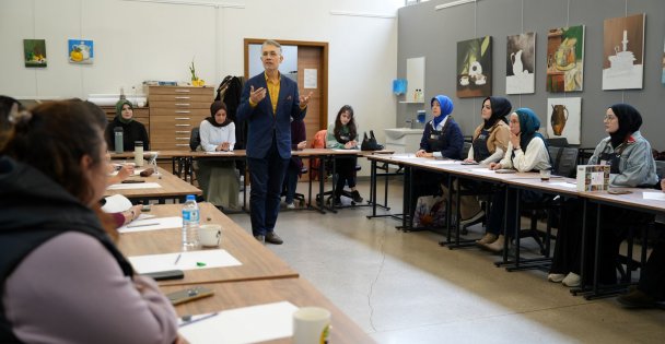 Ressam Cemal Toy, renklerin şifasını Kocaeli'ye taşıdı