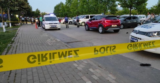 Restoran önünde vurulan şahıs arabasını bırakıp kaçtı