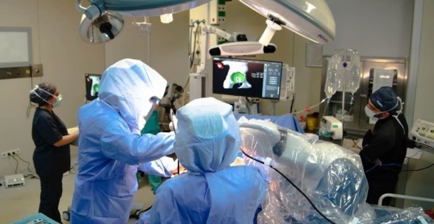 Robotik protez cerrahisinin geleneksel cerrahiden farkı nedir?