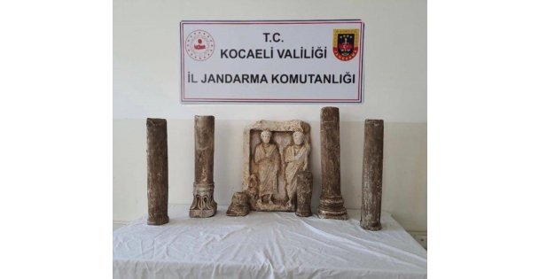 Roma dönemine ait heykel ve sütunlar evden çıktı