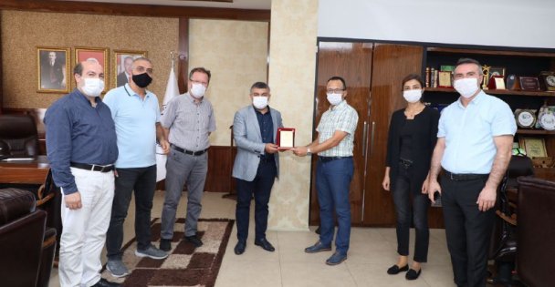Sağlıkçılardan Başkan Şayir'e teşekkür plaketi