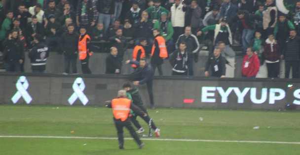 Sahaya Atlayıp Kocaelispor Tribününe Sakaryaspor Atkısı Açınca Ortalık Karıştı (Videolu Haber)