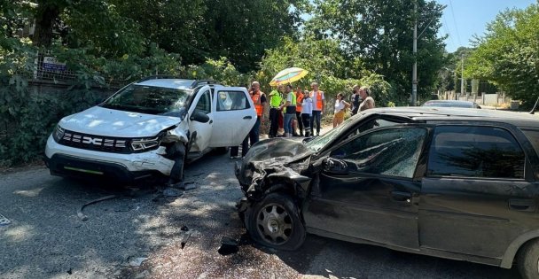 Sakarya'da iki otomobil çarpıştı: 5 yaralı