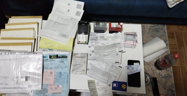 Sakarya'da, prefabrik ev yapımı ve satımı vaadiyle dolandırıcılıkla suçlanan 23 şüpheli yakalandı