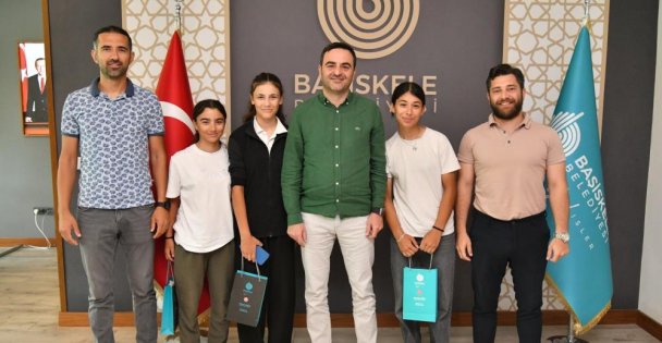 Şampiyon gençlere hediye