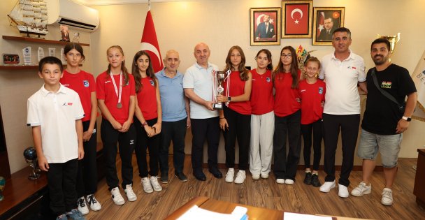 Şampiyon sporcular başarılarını Başkan Bıyık ile paylaştı