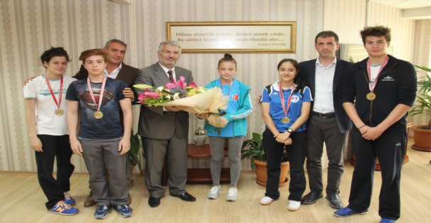 Şampiyon sporcuları konuk etti