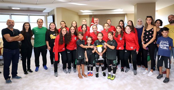 Şampiyonluk kupasını Başkan'a getirdiler