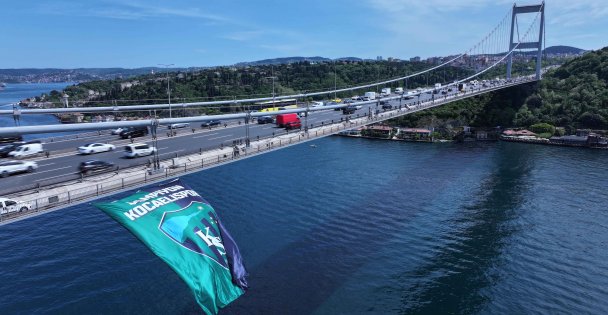 Şanlı Kocaelispor Bayrağı, İstanbul Boğazı'nda
