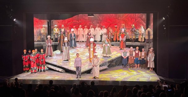 Şehir Tiyatroları, 'Sinan” adlı oyunun prömiyerini yaptı; Taşta, gölgede, rüzgârda Sinan'ın imzası var