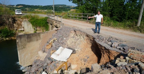 Sel sebebiyle zarar gören köprü yıkılma tehlikesi geçiriyor