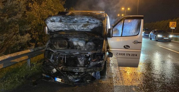 Seyir halindeki araç alev alev yandı