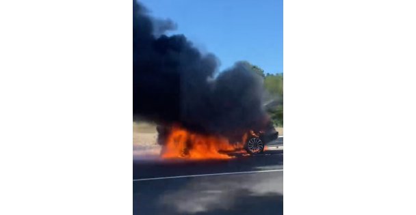 Seyir halindeki araç alev topuna döndü