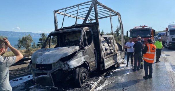 Seyir halindeki kamyonetin lastiği patlayarak alev aldı, araçtan geriye iskeleti kaldı