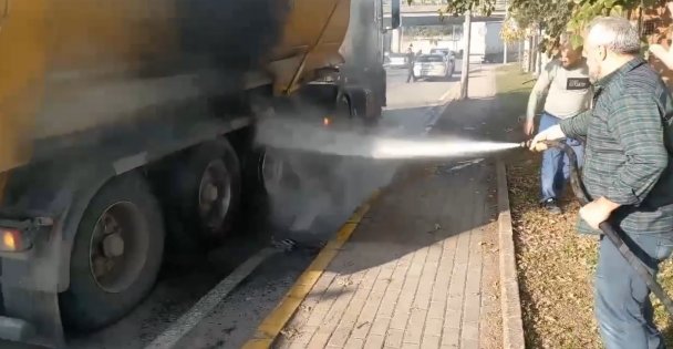 Seyir halindeki kamyonun tekerinden alevler yükseldi