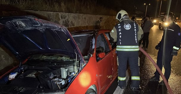 Seyir halindeki otomobilde yangın... Alevleri fark edip son anda indiler