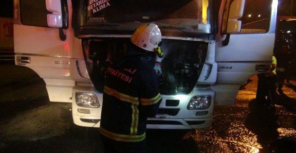 Seyir halindeki tırın motoru alev aldı