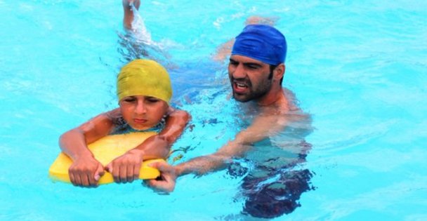 Sıcaklar için havuza girin