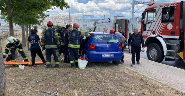 Sıkıştığı yerden otomobilin kapısı kesilerek kurtarıldı