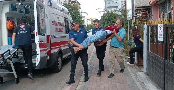 Sinir krizi geçirdi, kelepçelenerek ambulansa taşındı