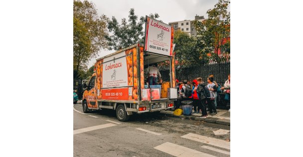 Sokaklarda Lezzet ve Maneviyat Rüzgarı