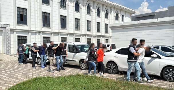 Sürücünün içinde bulunduğu otomobil kurşun yağmuruna tutulmuştu: 5 şüpheli yakalandı