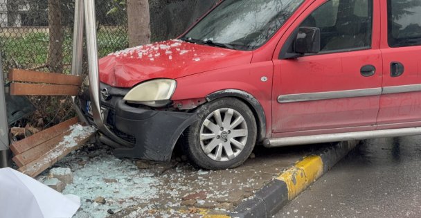 Sürücüsüz hareket eden araç durağa çarptı