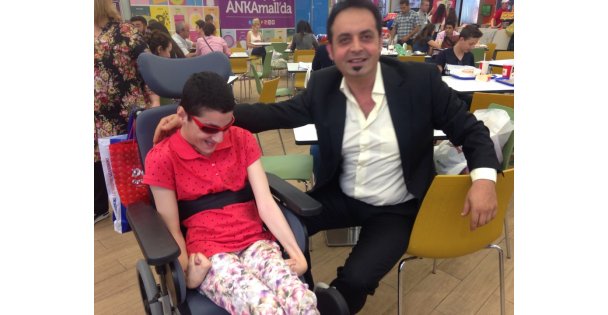 Taçsız Kral hayır işinde!