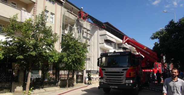 Tadilat halindeki binada bulunan izolasyon malzemeleri yandı