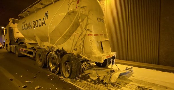 Takip mesafesini korumamanın sonu kötü bitti: 4 araç zincirleme kazaya karıştı