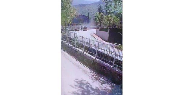 Taksi ile motosiklet kafa kafaya çarpıştı: Kaza kamerada