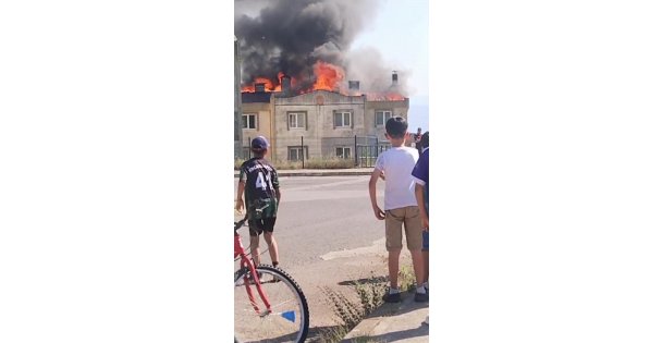 Tamiratı yapılan çatı alev alev yandı
