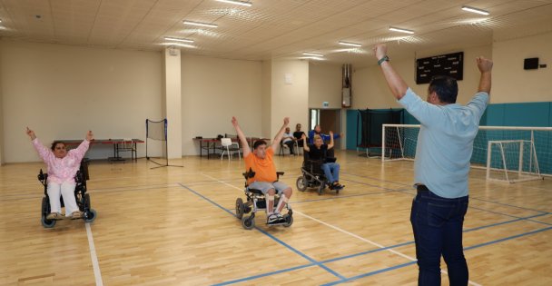 Tekerlekli sandalyeli zeybek ekibi sahneye çıkıyor