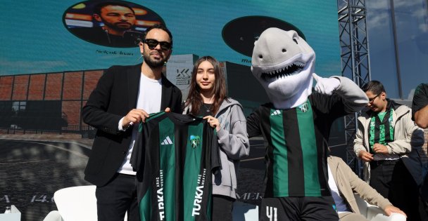 Teknik direktör Selçuk İnan, Kitap Fuarı'nda bol bol imza dağıttı