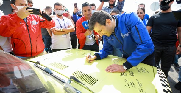 TEKNOFEST Yönetim Kurulu Başkanı Bayraktar, yarışmacı gençlerin çağrısına kayıtsız kalmadı