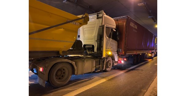 TEM Otoyolu'nda 3 tır ile hafriyat kamyonu zincirleme kazaya karıştı: 2 yaralı