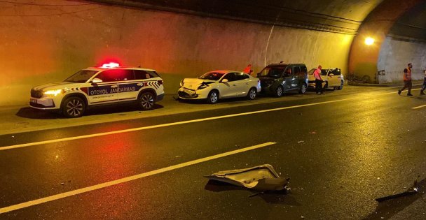 TEM Otoyolu'nda 7 araç kazaya karıştı: 5 yaralı