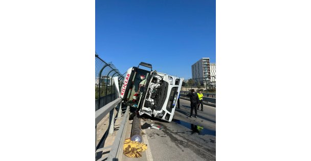 TEM Otoyolu'nda demir yüklü tır devrildi: 1 yaralı