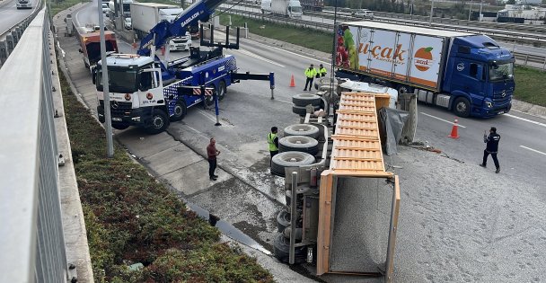 TEM Otoyolu'nda mıcır yüklü kamyon devrildi: 1 yaralı