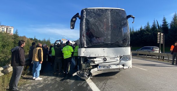TEM Otoyolu'nda yolcu otobüsü tırla çarpıştı, yaralılar var