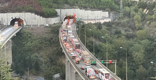 TEM'de 3 Tır Kazaya Karıştı, 11 Kilometrelik Araç Kuyruğu Oluştu