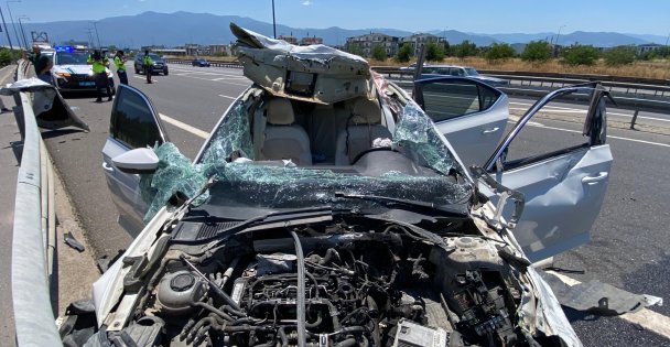 TEM'de bariyere çarpan otomobilin tavanı koptu: 4 yaralı